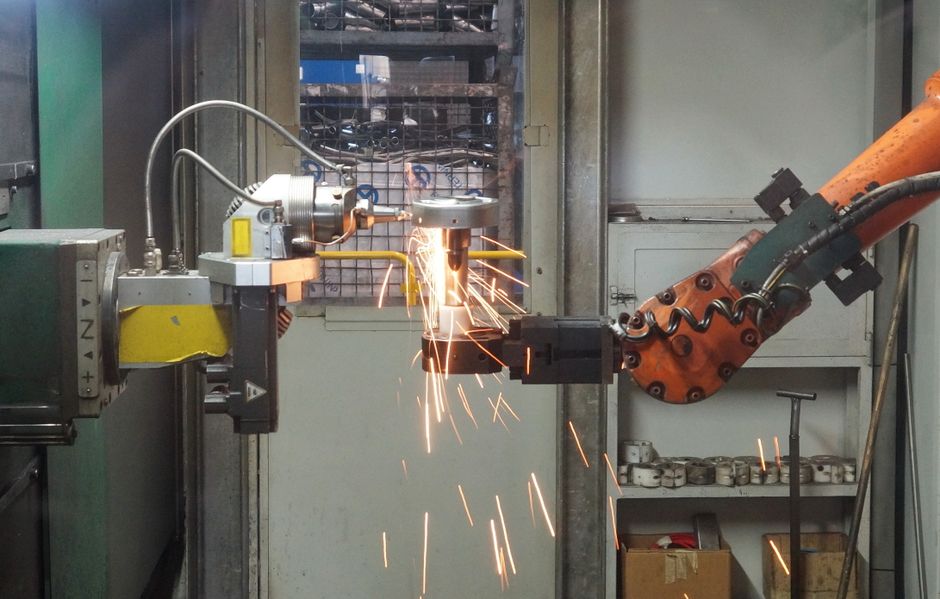 Cellule robotisée FANUC en opération dans une usine manufacturière québécoise