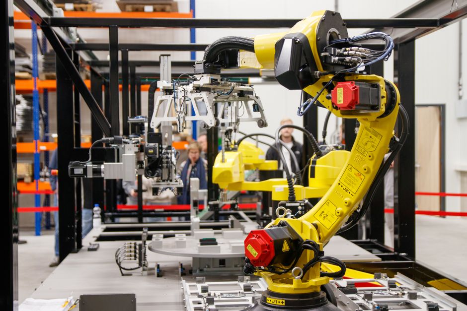 Bras robotique industriel en opération dans une cellule d'intégration automatisée
