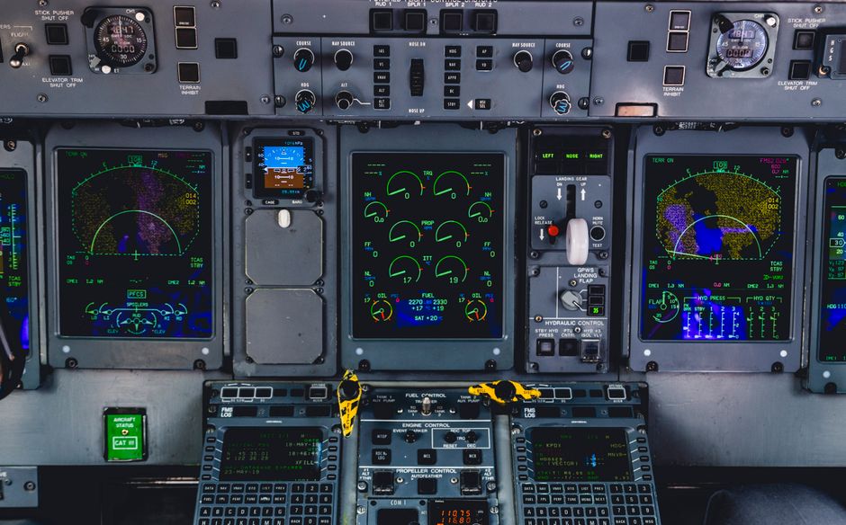 Panneau de contrôle HMI sur une ligne de production automatisée