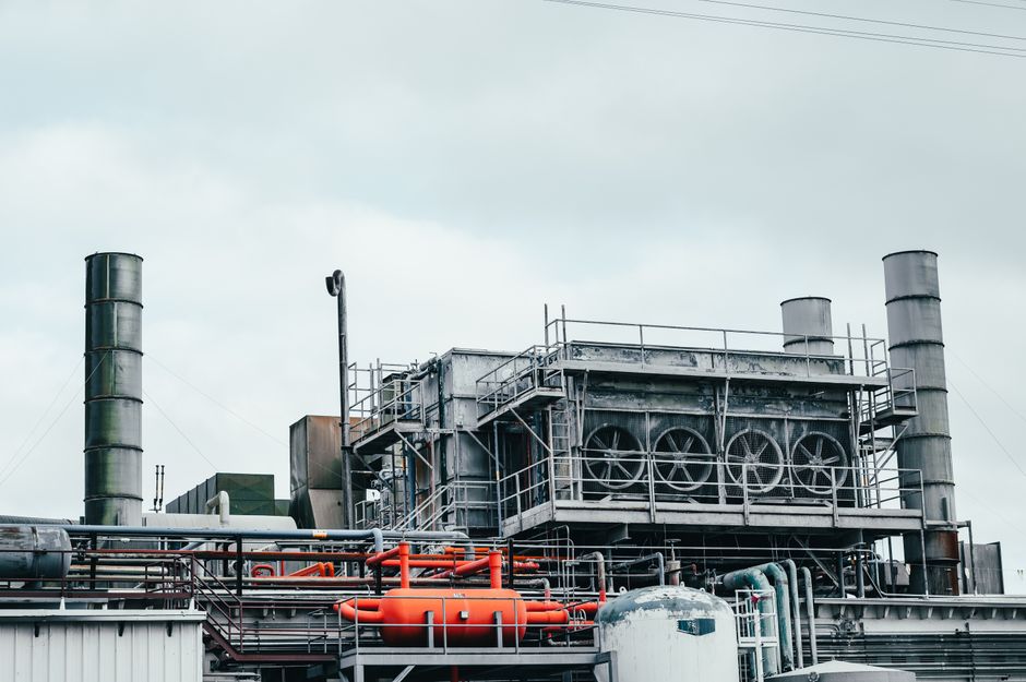 Technicien effectuant un retrofit sur un équipement industriel vieillissant dans une usine québécoise