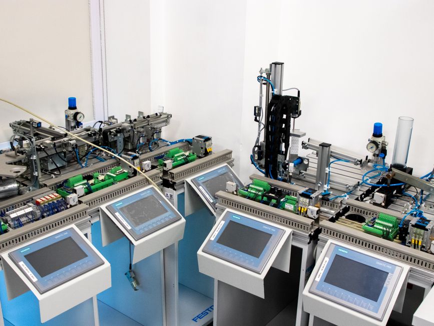 Programmation d'un automate PLC Allen-Bradley sur un panneau de contrôle HMI industriel