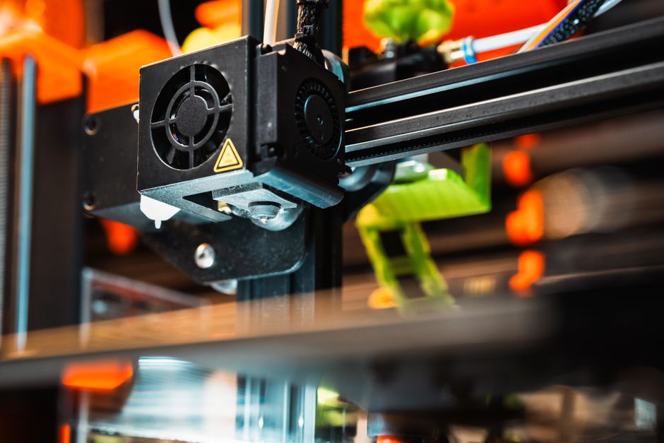 Ingénieur programmant et testant un prototype de machine industrielle automatisée