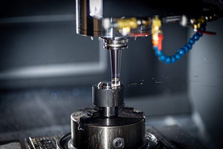 Pièce usinée sur fraiseuse CNC 5 axes avec tolérances de précision serrées